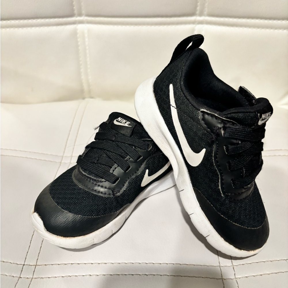 Nike Kids Black and White Sneakers 6C toddler's shoes